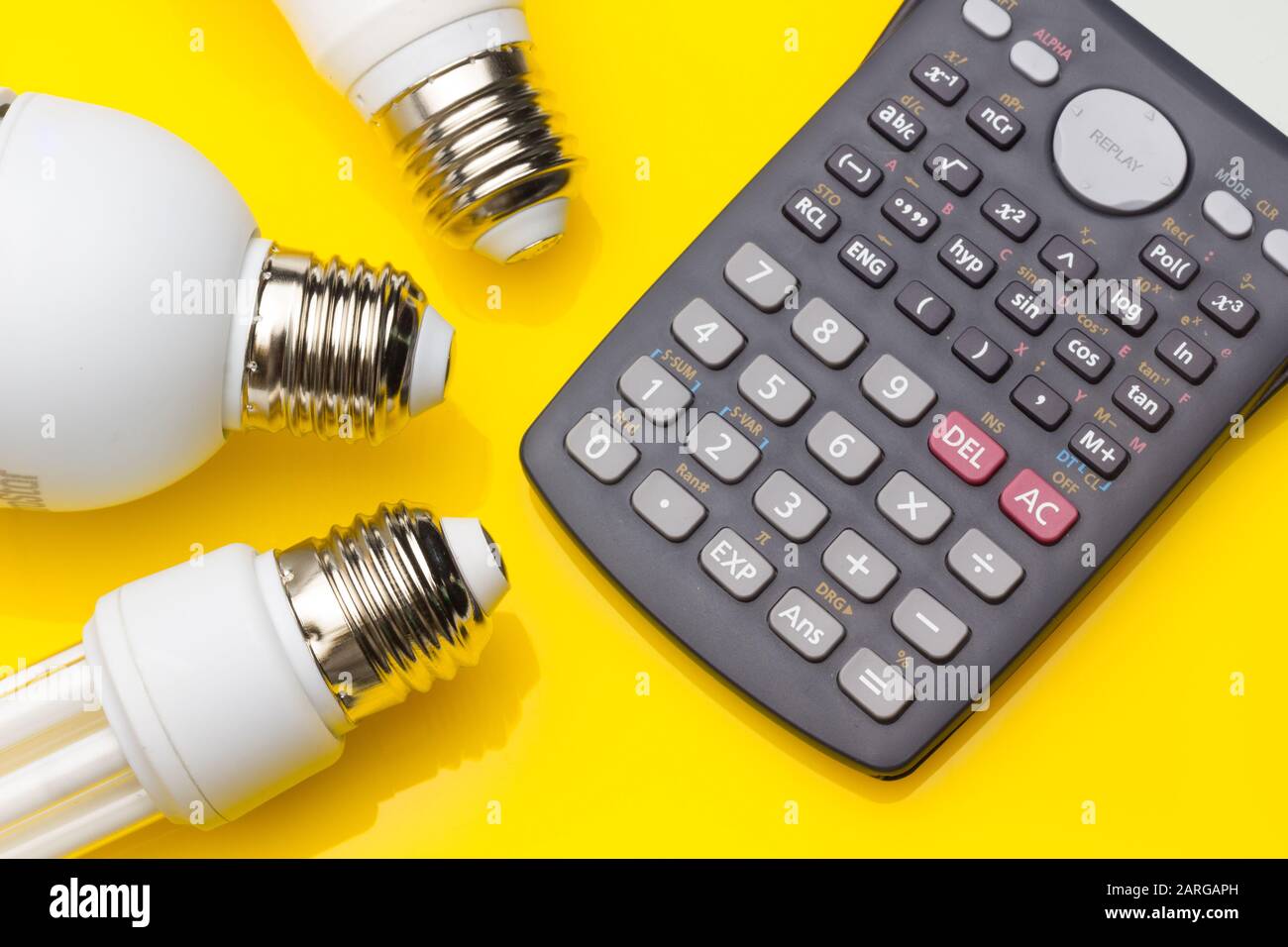 Faible consommation, moins de chaleur, consommation responsable avec de l'énergie; ampoules à économie d'énergie et luminosité maximale pour bien voir, lire bien; Parfaitement il Banque D'Images