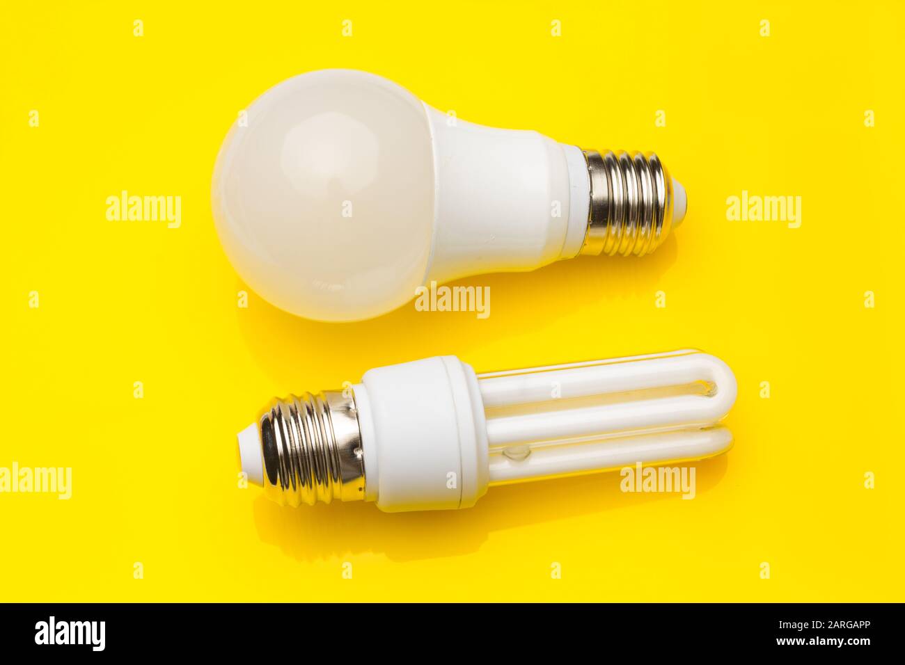 Faible consommation, moins de chaleur, consommation responsable avec de l'énergie; ampoules à économie d'énergie et luminosité maximale pour bien voir, lire bien; Parfaitement il Banque D'Images