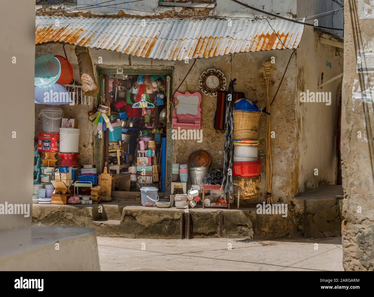 Zanzibar. Boutique de matériel Stone Town. Une large sélection de produits dans un très petit espace. Banque D'Images