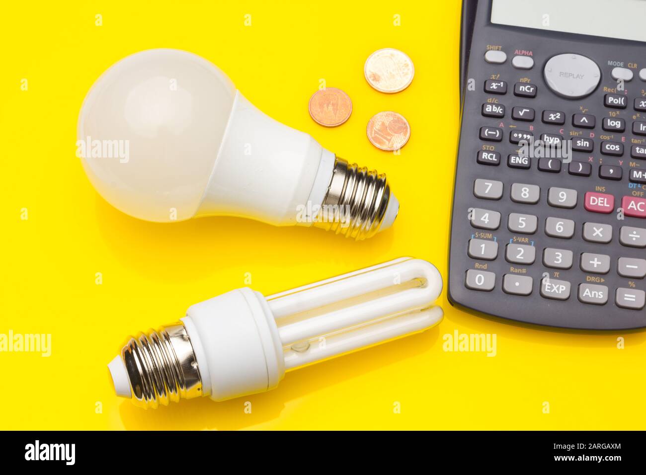 Faible consommation, moins de chaleur, consommation responsable avec de l'énergie; ampoules à économie d'énergie et luminosité maximale pour bien voir, lire bien; Parfaitement il Banque D'Images