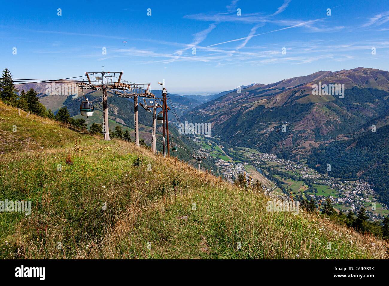 Télécabines sur la chaîne de montagnes des Pyrénées du côté français. Station de ski de Luchon Superbagnères, France Banque D'Images