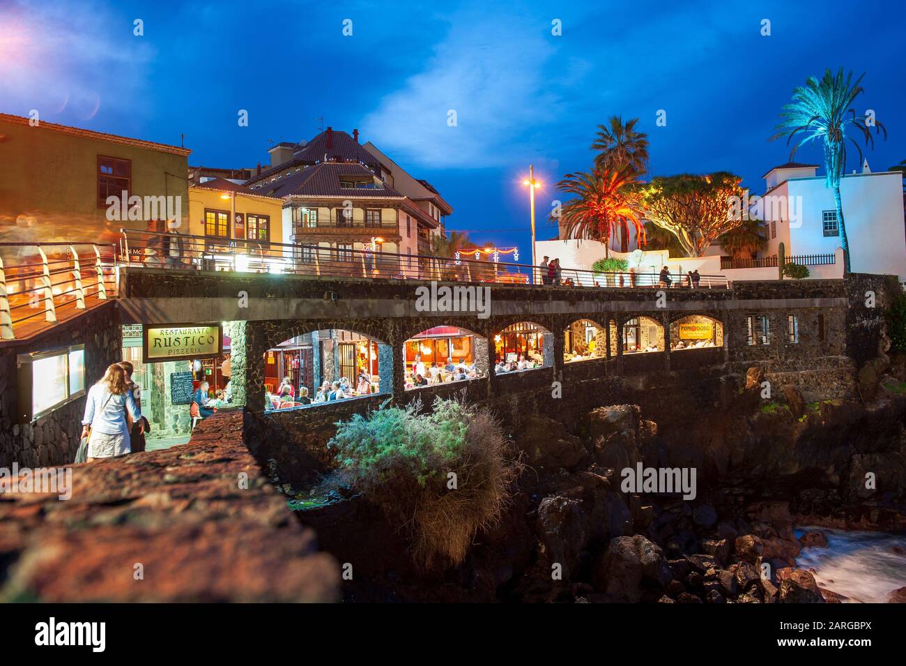 Île des Canaries TENERIFE, ESPAGNE - 25 DEC, 2019: Restaurant construit dans les rochers dans la ville de Puerto de la Cruz sur l'île des Canaries Tenerife. Banque D'Images