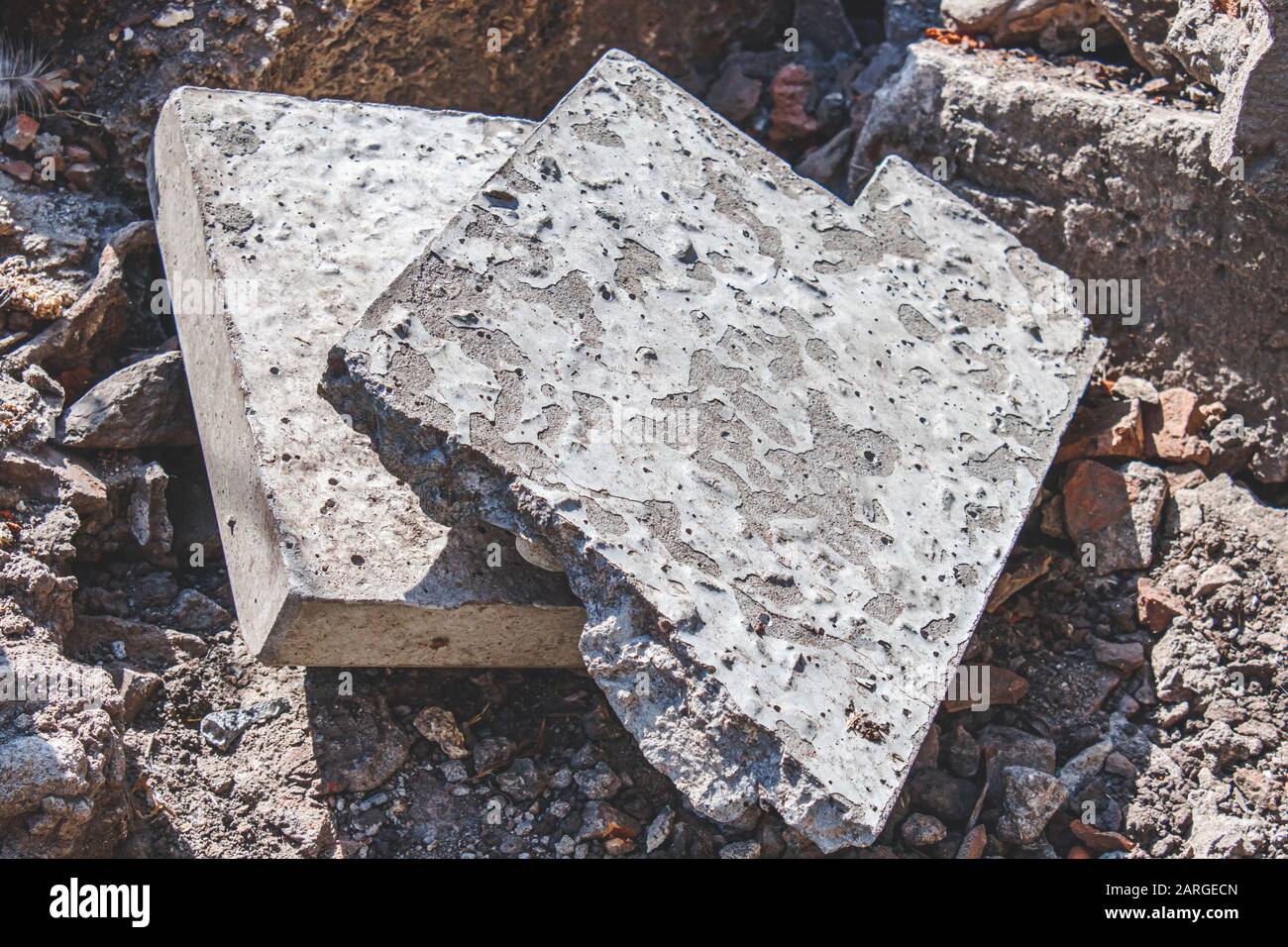 Pile de matériaux de construction déchets gris et vieux morceaux de béton brisé qui se trouvent sur un site de construction comme un fond industriel texturé. Le concept d'ecolog Banque D'Images