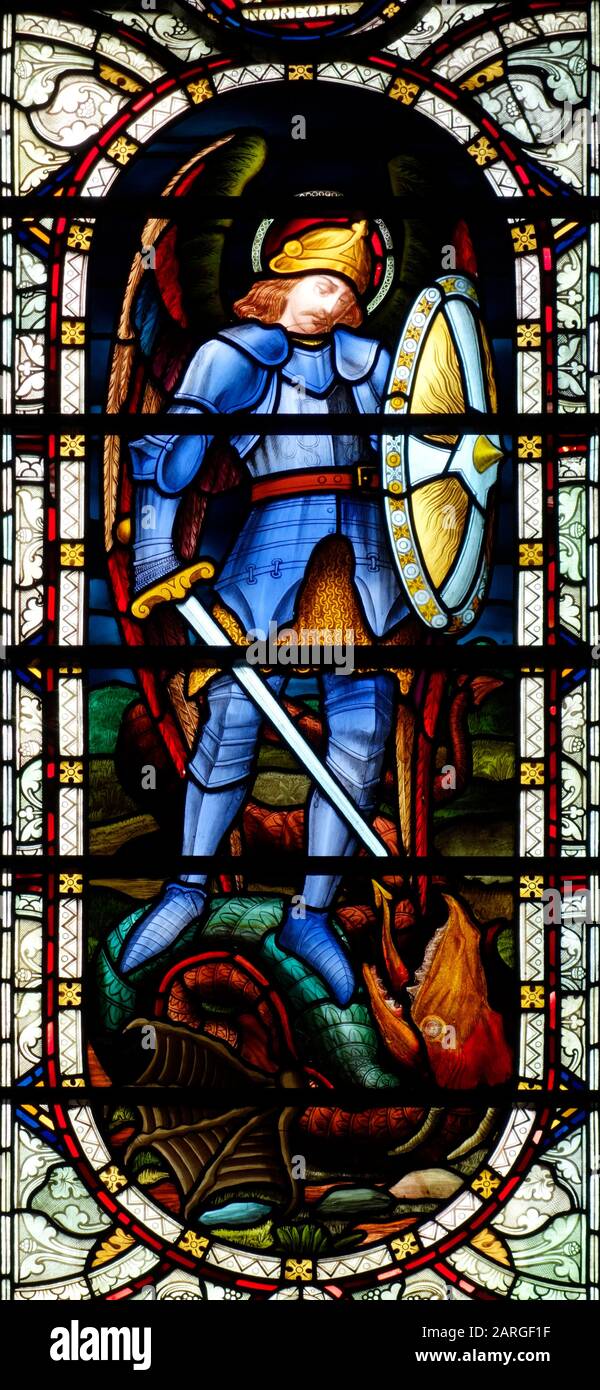 Vitrail de Saint Michael tuant un dragon dans la cathédrale de Norwich Banque D'Images