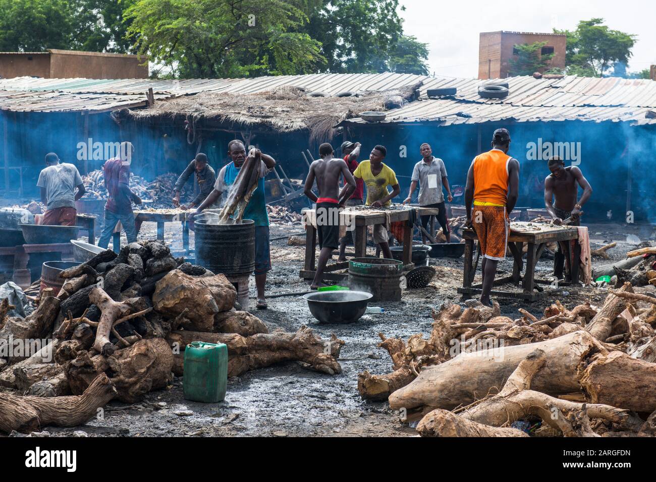 Les habitants du pays bronzent des peaux de bovins, marché central, Niamey, Niger, Afrique de l'Ouest, Afrique Banque D'Images