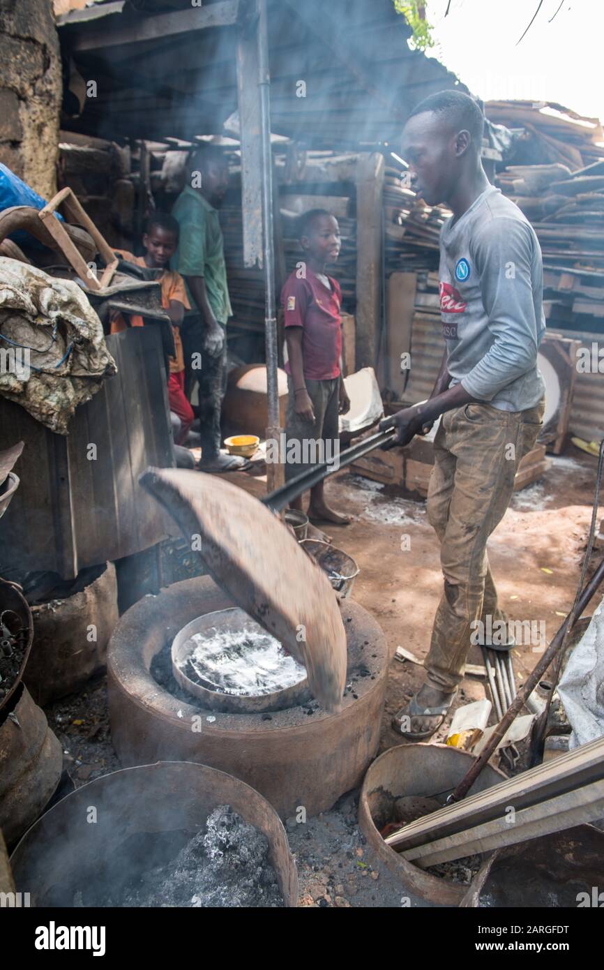 Recyclage de l'acier sur le marché central, Niamey, Niger, Afrique de l'Ouest, Afrique Banque D'Images