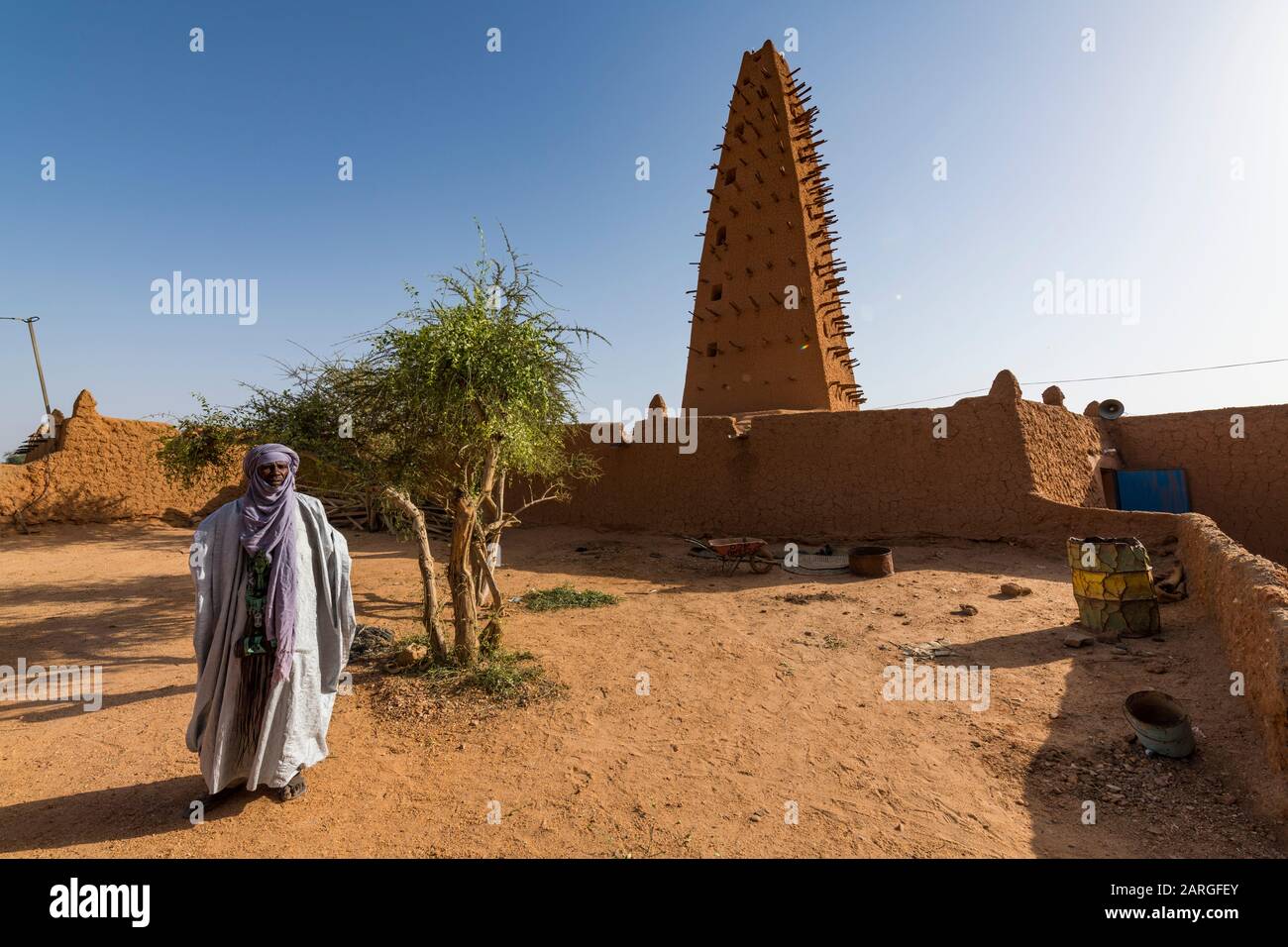 Imam Devant La Grande Mosquée, Site Du Patrimoine Mondial De L'Unesco, Agadez, Niger, Afrique De L'Ouest, Afrique Banque D'Images