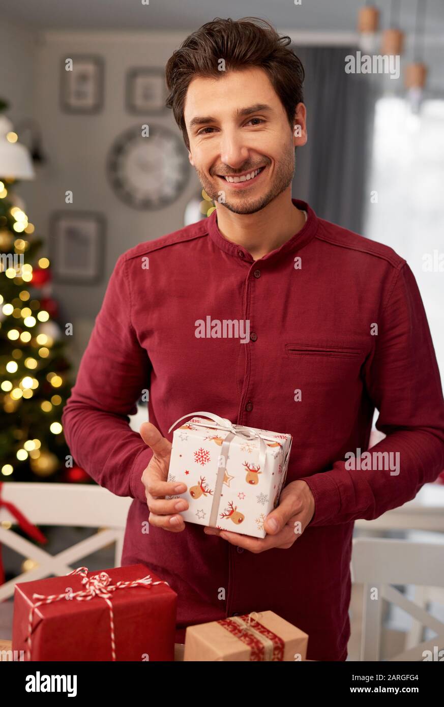 Portrait de l'homme souriant avec cadeau de Noël Banque D'Images