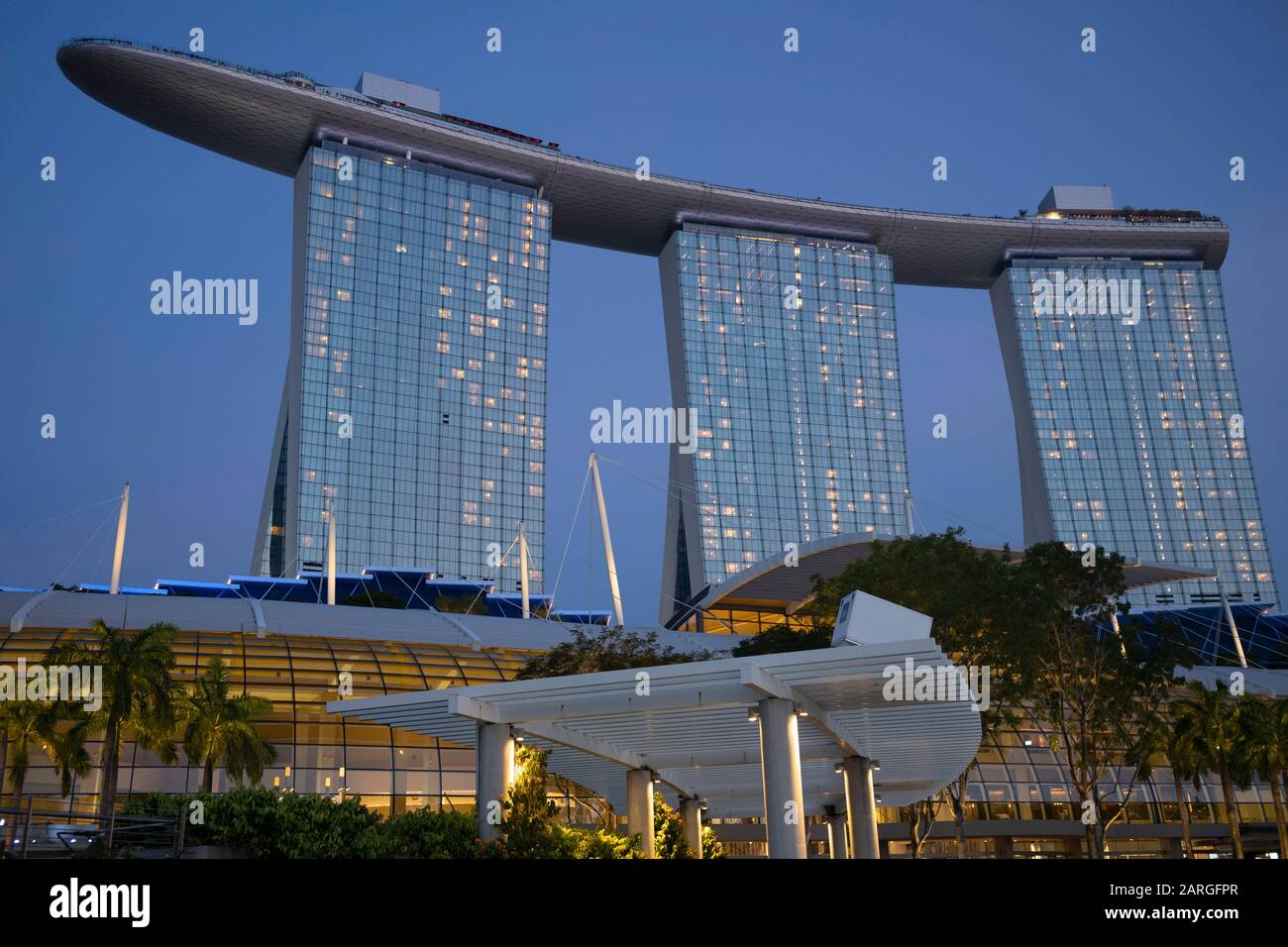 L'Hôtel Marina Bay Sands De Marina Bay Au Crépuscule, Singapour, Asie Du Sud-Est, Asie Banque D'Images
