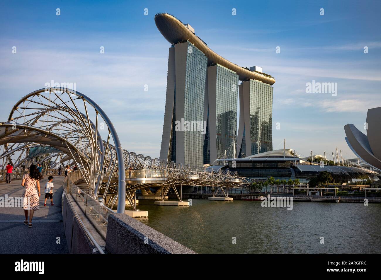 Le Pont Helix, L'Hôtel Marina Bay Sands Et Une Partie Du Futur Musée World-Artscience À Marina Bay, Singapour, Asie Du Sud-Est, Asie Banque D'Images