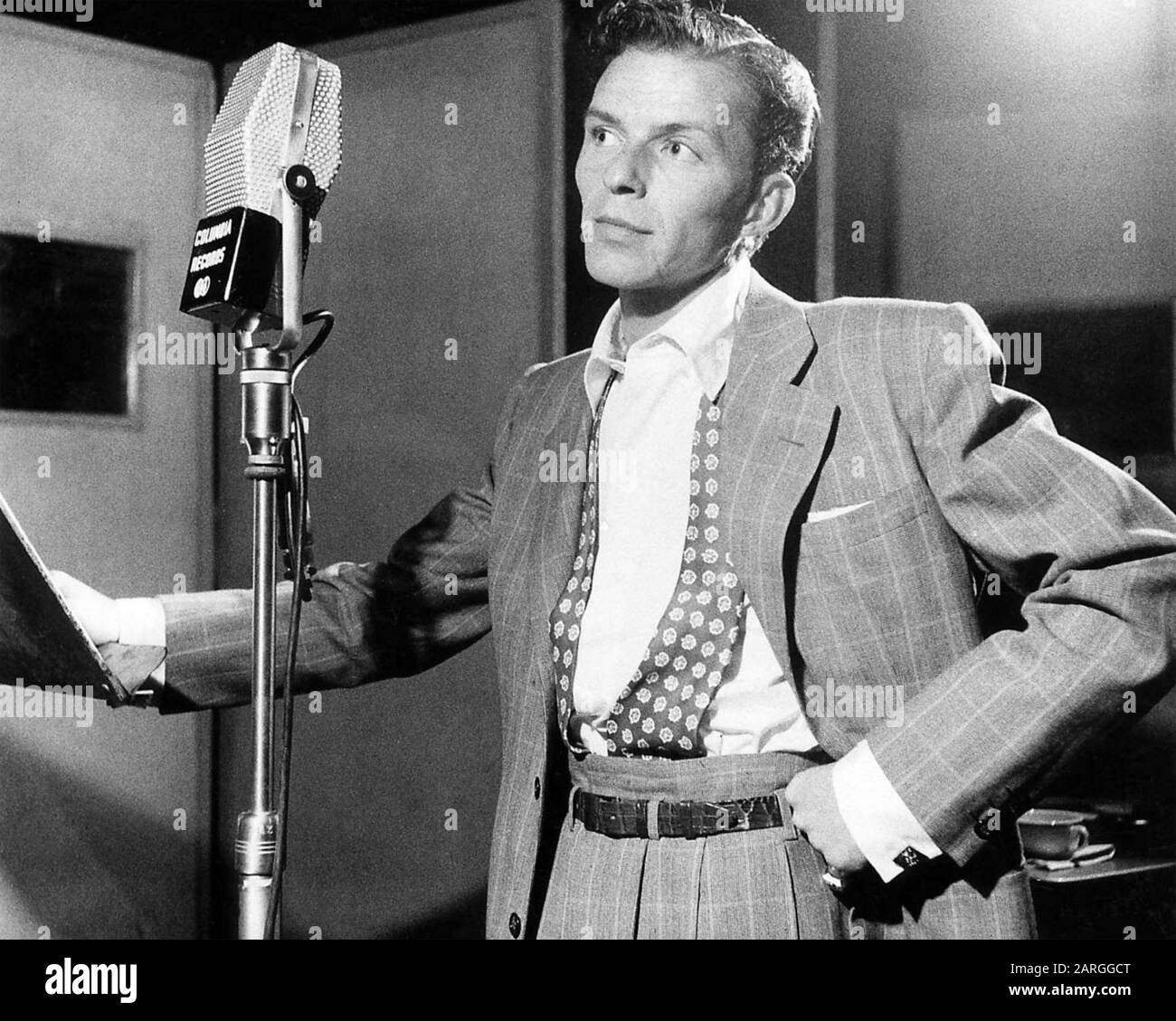 Frank SINATRA (1915-1998) photo promotionnelle du chanteur américain vers 1946 après avoir rejoint Columbia Records Banque D'Images