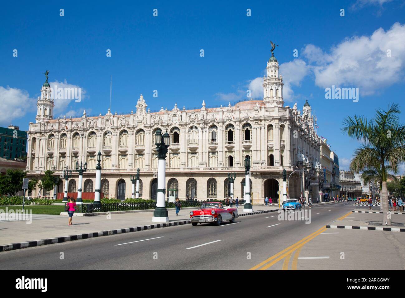 Grand Théâtre De La Havane Avec De Vieilles Voitures Classiques, La Vieille Ville, Site Classé Au Patrimoine Mondial De L'Unesco, La Havane, Cuba, Antilles, Caraïbes, Amérique Centrale Banque D'Images