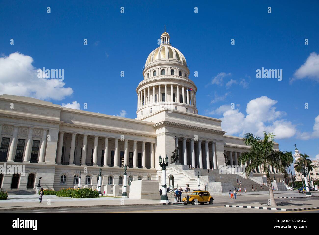 Bâtiment Du Capitole Avec Vieille Voiture Classique, Vieille Ville, Site Classé Au Patrimoine Mondial De L'Unesco, La Havane, Cuba, Antilles, Caraïbes, Amérique Centrale Banque D'Images