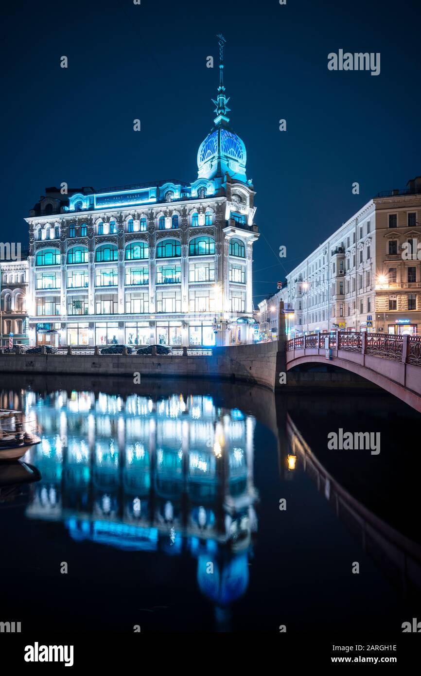 Grand Magasin Au Pont Rouge La Nuit, Saint-Pétersbourg, Oblast De Leningrad, Russie, Europe Banque D'Images