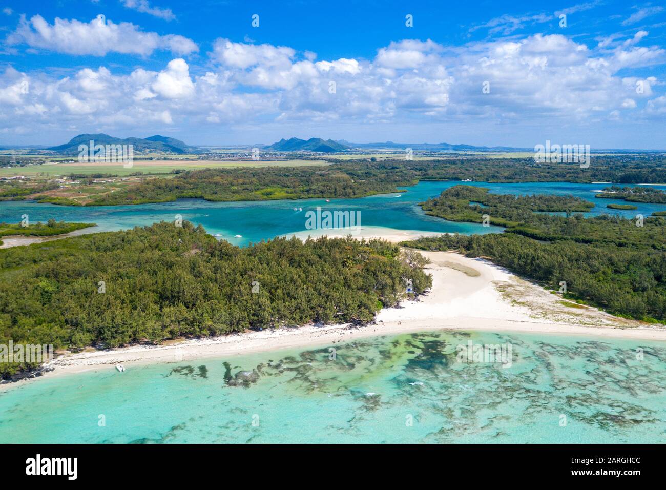 Aérien par drone de plage de sable blanc avec mer turquoise entouré d'arbres tropicaux, Ile aux cerfs, Flacq, Maurice, Océan Indien, Afrique Banque D'Images