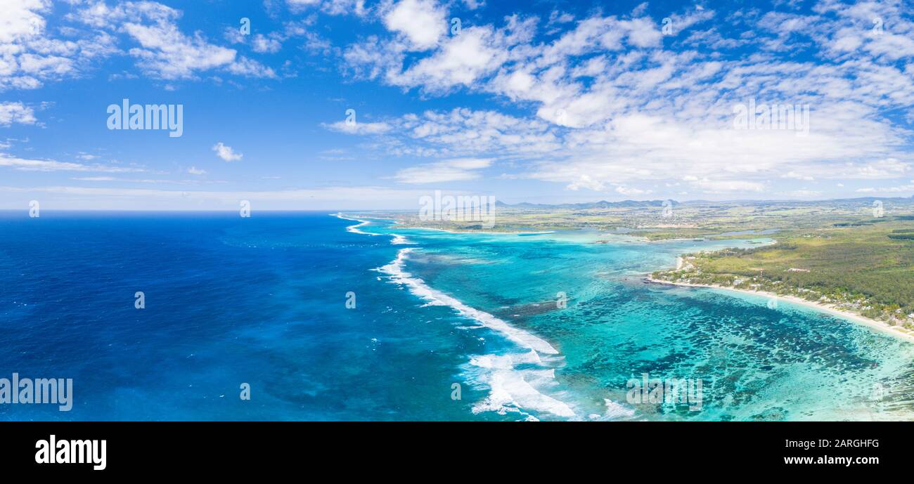 Vue panoramique aérienne des vagues de l'océan Indien et du récif de corail turquoise, poste Lafayette, côte est, Maurice, Océan Indien, Afrique Banque D'Images