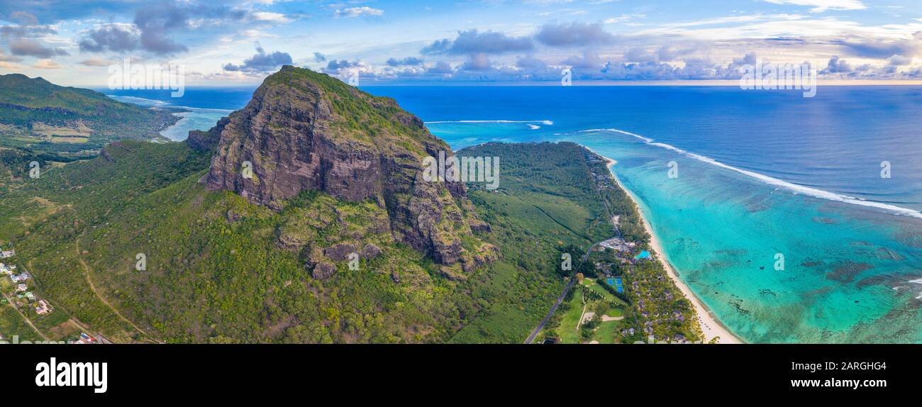Majestueuse montagne surplombant l'océan et le récif de corail, panoramique aérien, la péninsule du Morne Brabant, Maurice, Océan Indien, Afrique Banque D'Images