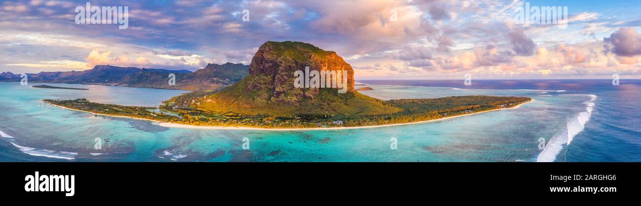 Vue panoramique aérienne de la péninsule du Morne Brabant et récif de corail turquoise au coucher du soleil, Rivière Noire, Ile Maurice, Océan Indien, Afrique Banque D'Images