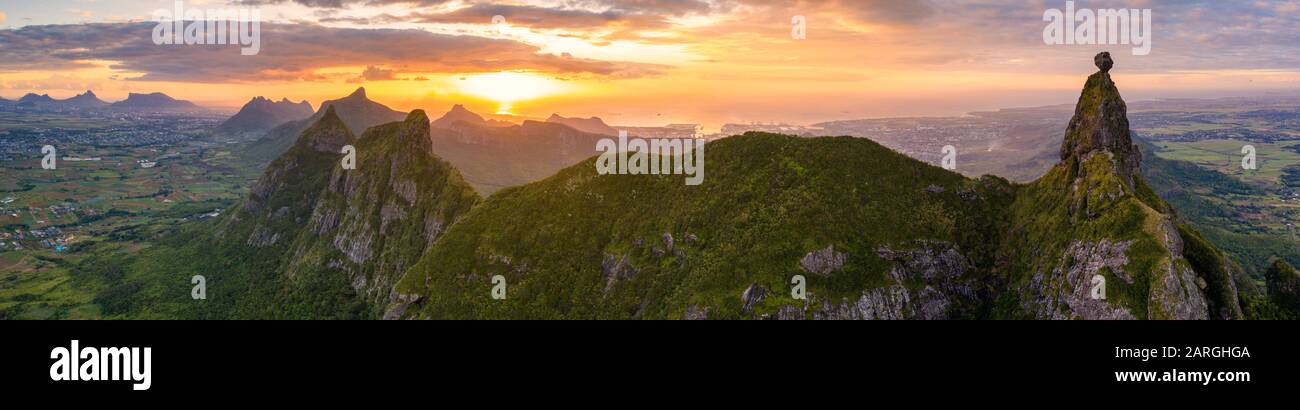 Vue panoramique aérienne du coucher du soleil sur le Pouce et Pieter Les deux montagnes, Moka Range, Port Louis, Maurice, Afrique Banque D'Images