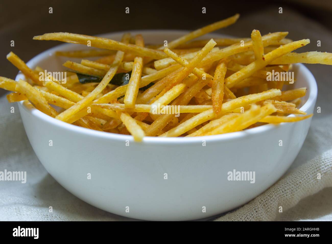 Bol de chips croquants d'aiguilles de tapioca qui est un célèbre salé indien. Bâtonnets de tapioca croustillants aux épices. Banque D'Images