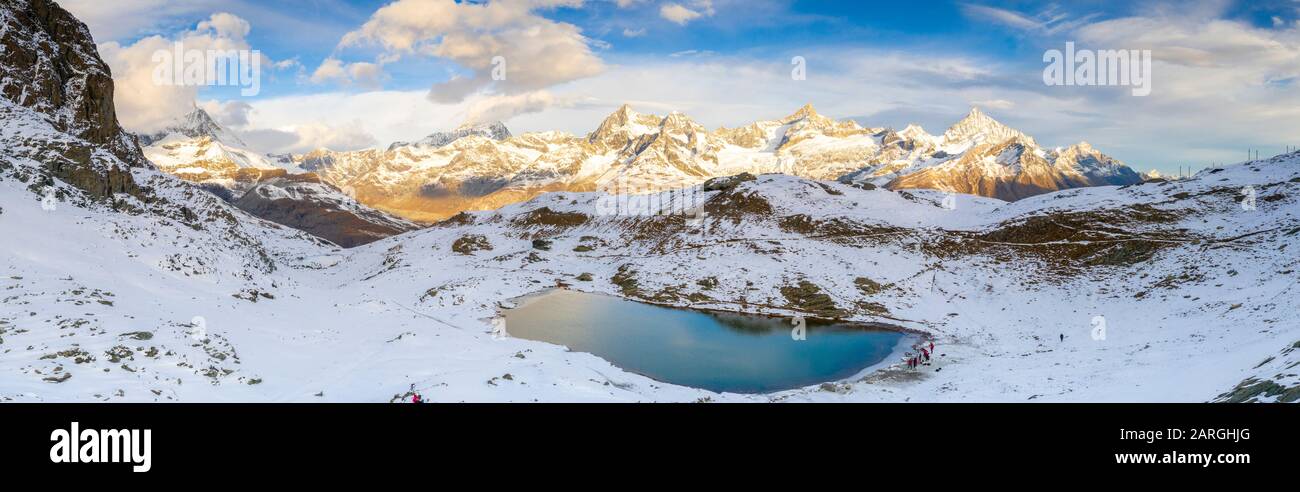 Vue panoramique aérienne du lac Riffelsee entouré de neige, Zermatt, canton du Valais, Alpes suisses, Suisse, Europe Banque D'Images