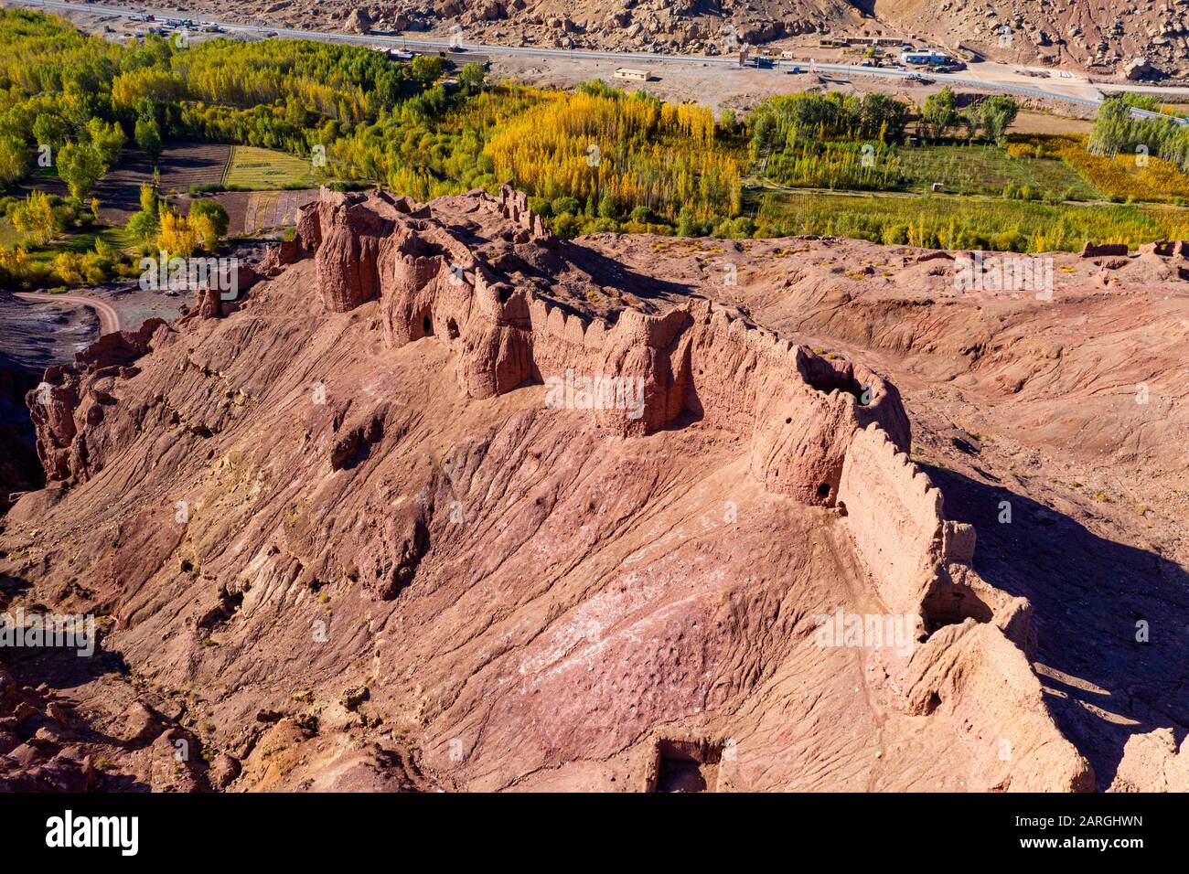 Aérien par drone de Shahr-e Zuhak. La ville rouge, Bamyan, Afghanistan, Asie Banque D'Images