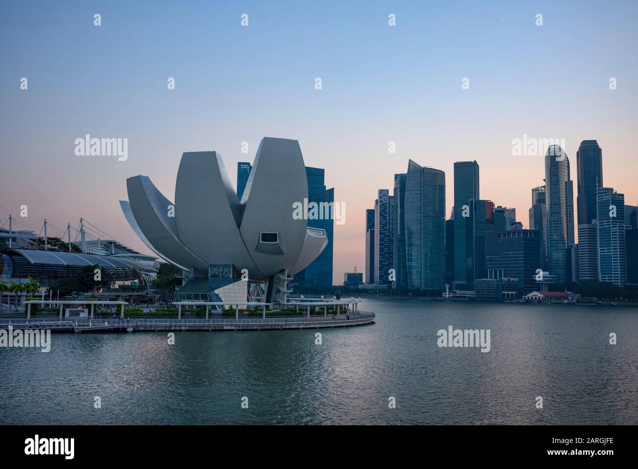 Future World-ArtScience Museum avec les gratte-ciel de Marina Bay au crépuscule, Singapour, Asie du Sud-est, Asie Banque D'Images