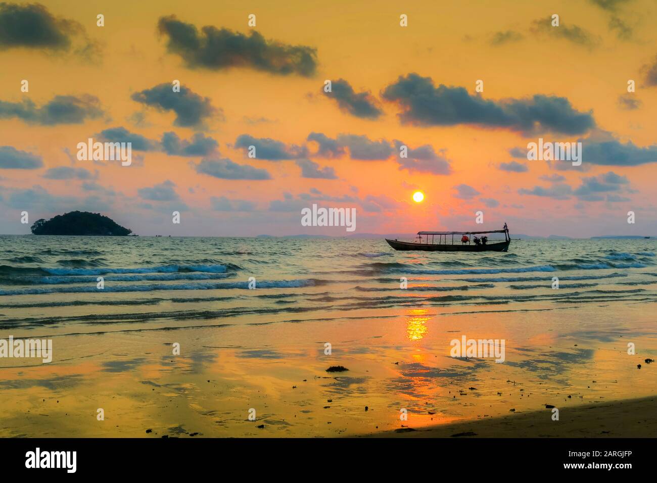 Bateau de pêche amarré au sud de la ville au coucher du soleil, Otres Beach, Sihanoukville, Cambodge, Indochina, Asie du Sud-est, Asie Banque D'Images