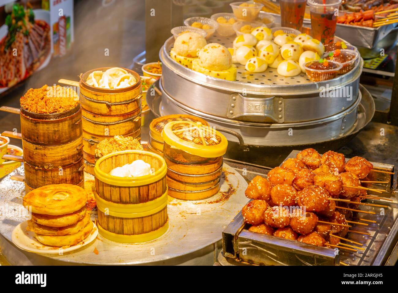 Cuisine locale chinoise à Kuanxiangzi Alley la nuit, Chengdu, province du Sichuan, République Populaire de Chine, Asie Banque D'Images