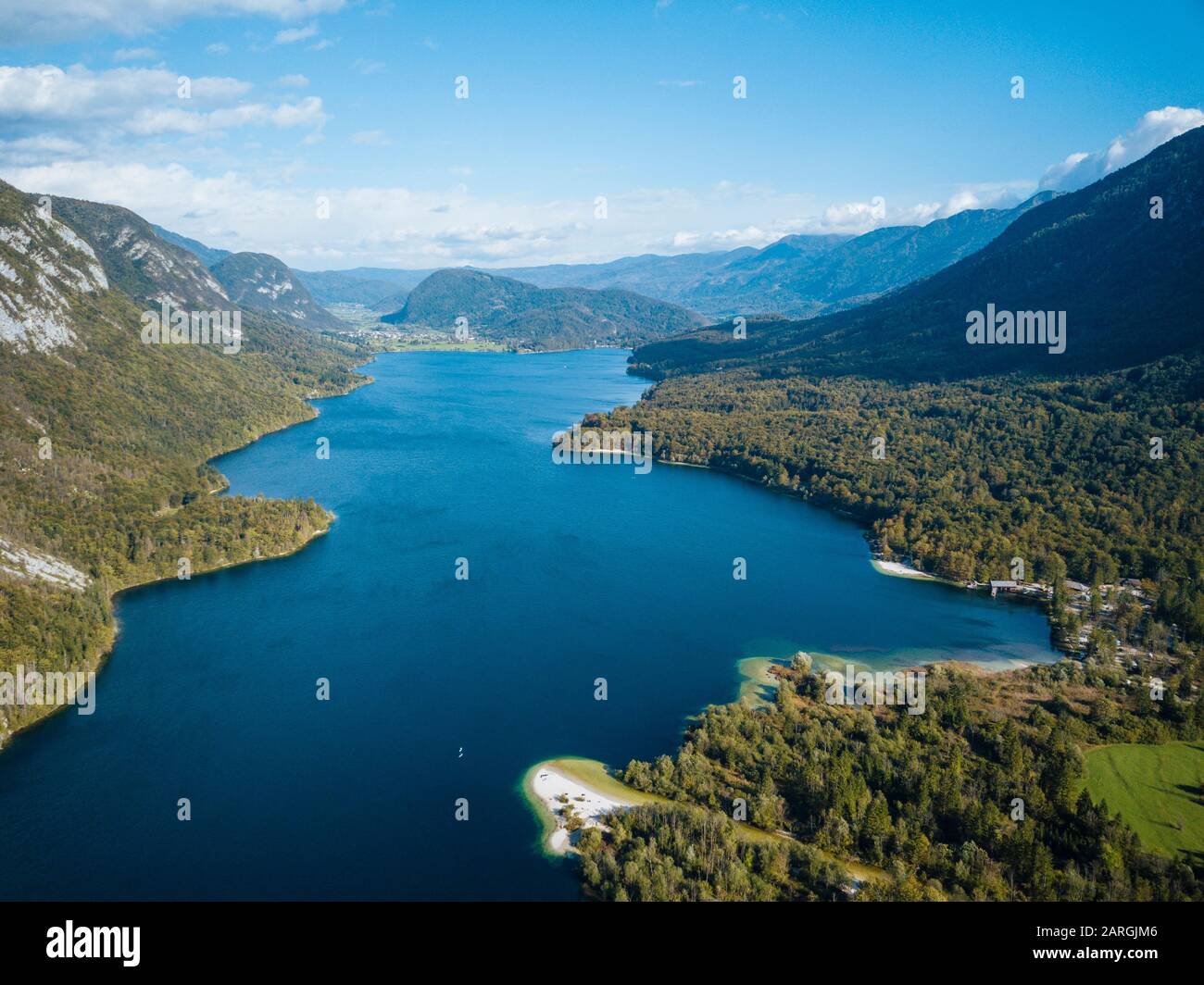 Vue aérienne par drone du lac Bohinj, parc national Triglav, Upper Carniola, Slovénie, Europe Banque D'Images