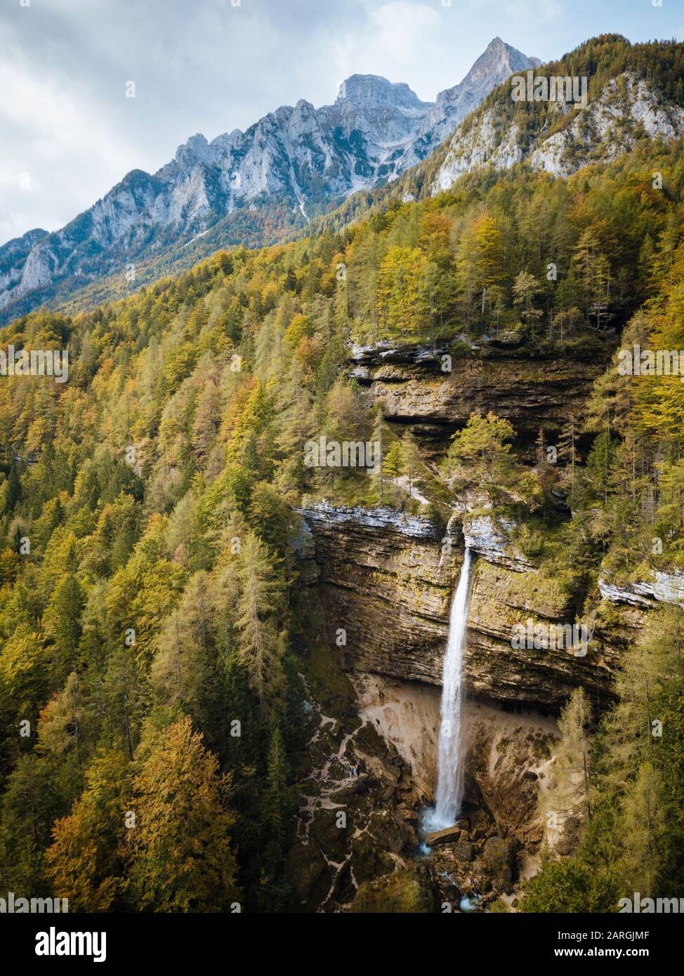 Vue aérienne par drone de la chute d'eau de Pericnik, parc national de Triglav, Upper Carniola, Slovénie, Europe Banque D'Images