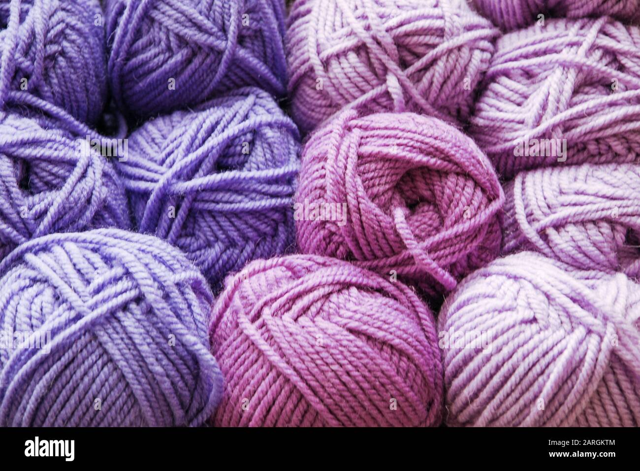 Beaucoup de balles de fil de nuances de lilas et de pourpre Banque D'Images