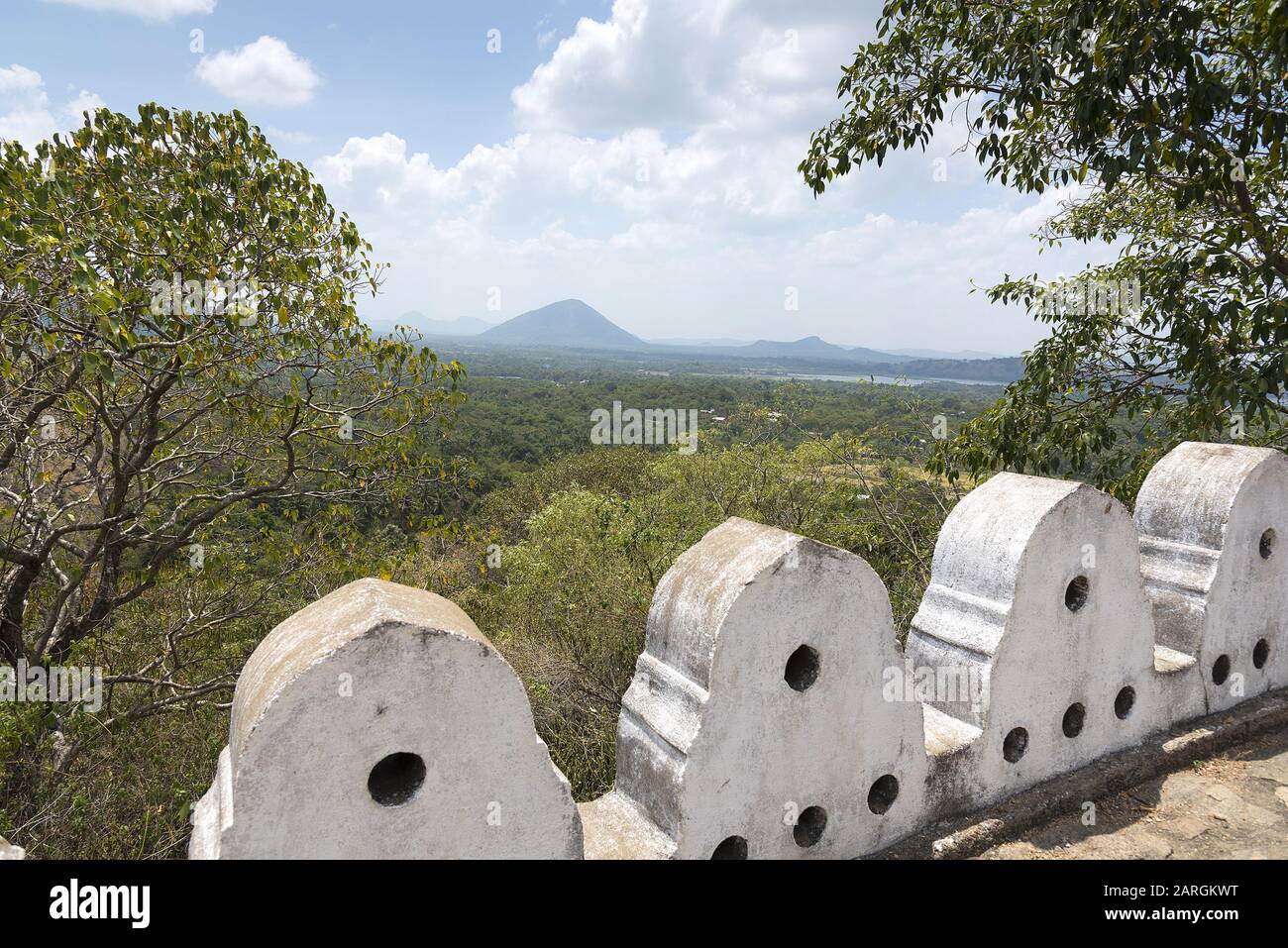 Dambulla, Sri Lanka : vue depuis le site du patrimoine de l'UNESCO du complexe de la grotte de Dambulla. Banque D'Images