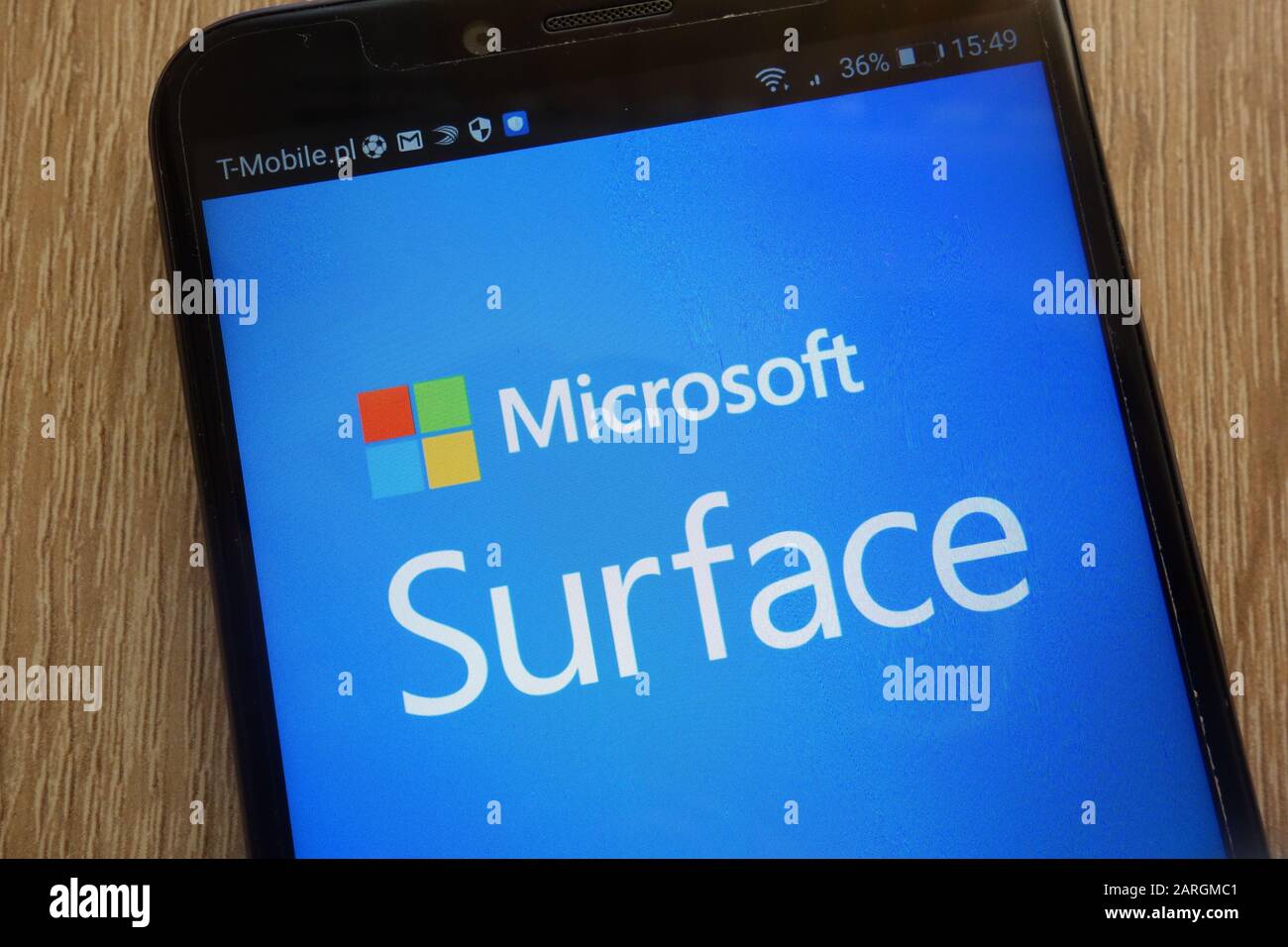 Logo Microsoft surface affiché sur un smartphone moderne Banque D'Images