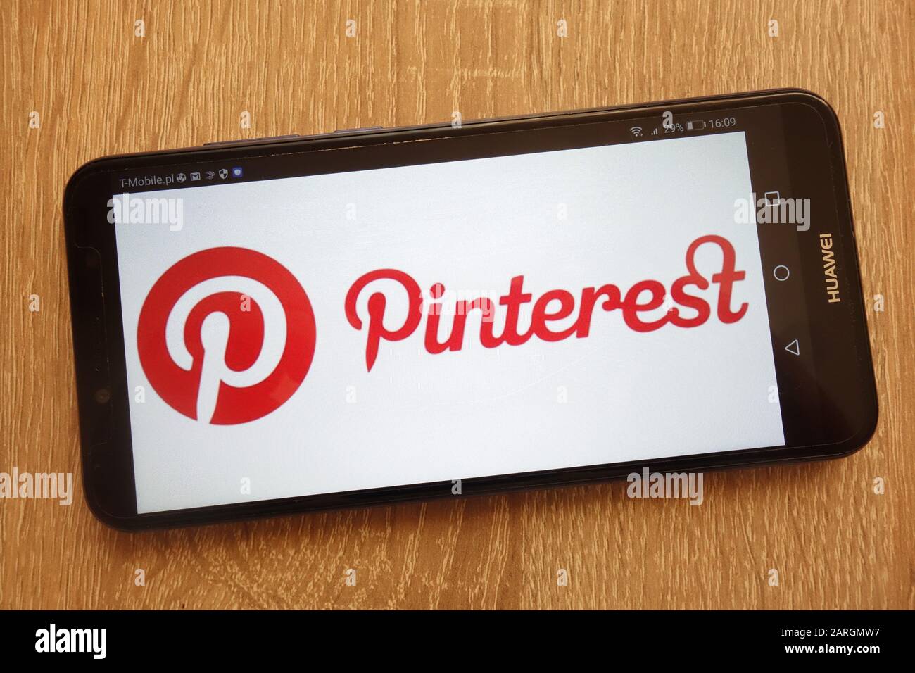 Logo Pinterest affiché sur un smartphone Huawei moderne Banque D'Images