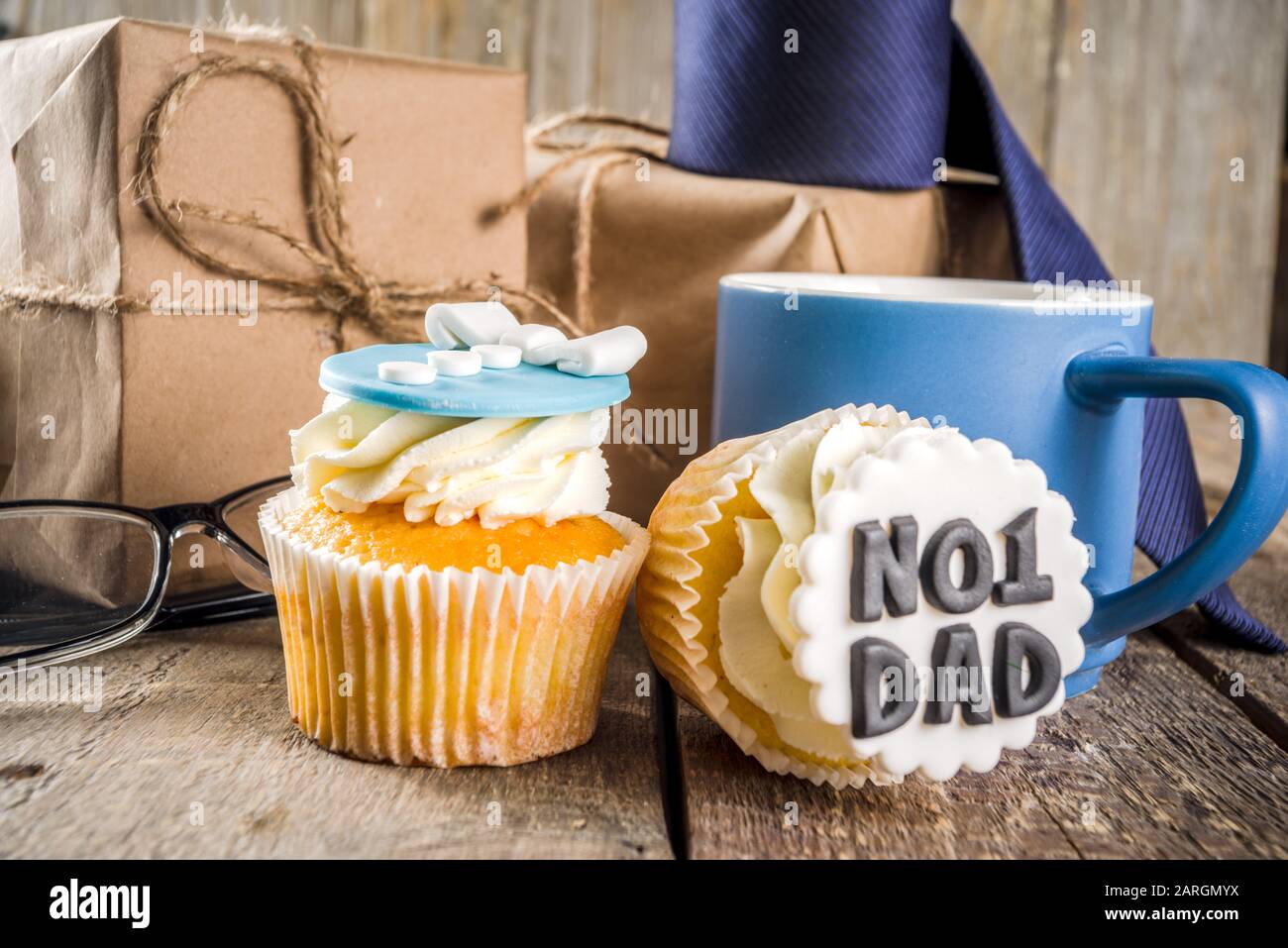 Carte de vœux de la fête des pères heureuse. Salutations et cadeaux pour le  jour de Dad - boîte cadeau, tasse de thé café, cravate, cupcakes spéciaux  faits maison Photo Stock - Alamy