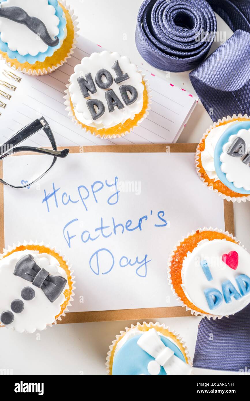 Carte de vœux de la fête des pères heureuse. Salutations et cadeaux pour le  jour de Dad - boîte cadeau, tasse de thé café, cravate, cupcakes spéciaux  faits maison Photo Stock - Alamy