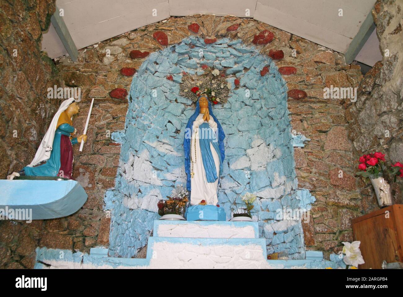 Gros plan du sanctuaire chrétien catholique sur le côté de la route avec la Vierge Marie, l'île de la Digue, Seychelles. Banque D'Images