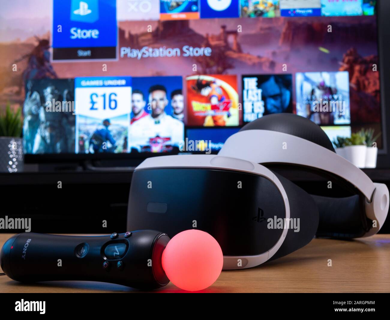 Royaume-Uni, janvier 2020 : casque PlayStation VR et manette Move pour les  jeux et la réalité virtuelle avec écran tv derrière Photo Stock - Alamy