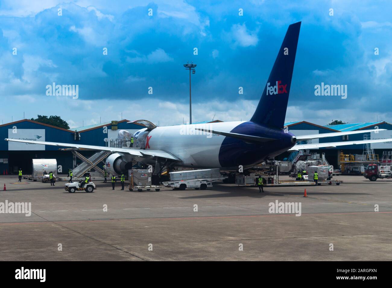 FedEx Boeing 767-3F(ER) N103 FE à l'aéroport international Soekarno-Hatta Banque D'Images