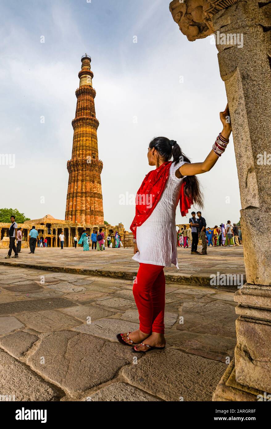 Jeune femme regardant Qutub Minar, également connue sous le nom de Qutb Minar et Qutab Minar, un ancien monument islamique à Delhi Banque D'Images