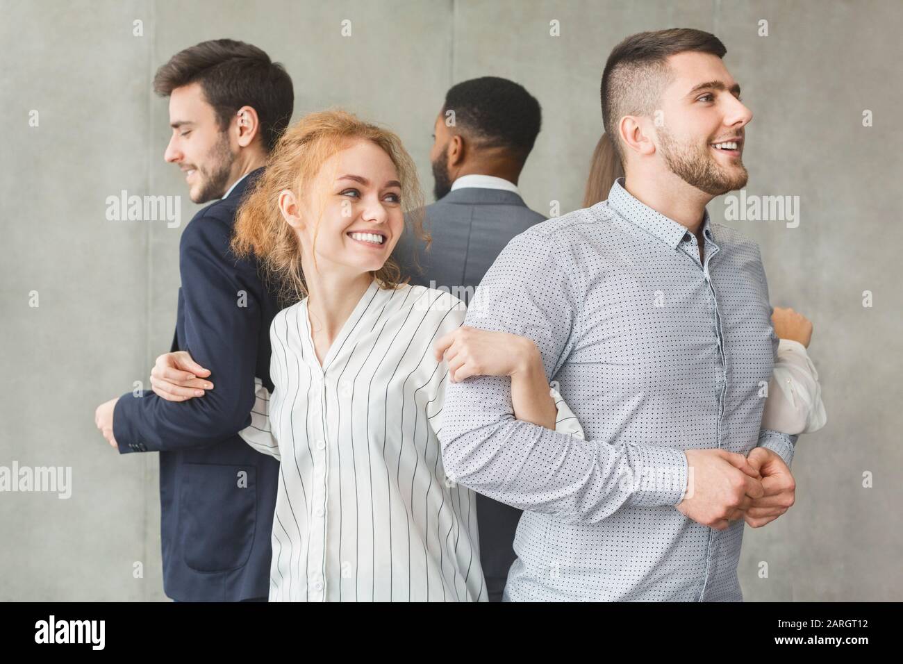 L'équipe d'affaires se joint en cercle à la conférence de teambuilding Banque D'Images