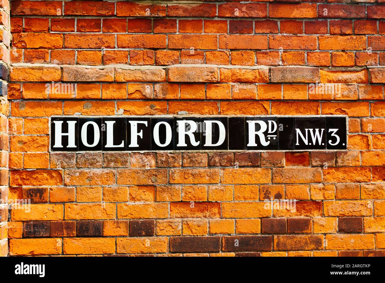 Le nom de la route Holford signe sur le mur de brique, Hampstead, Londres. Un nom de rue signe est un type de panneau de circulation utilisées pour identifier les routes nommées Banque D'Images