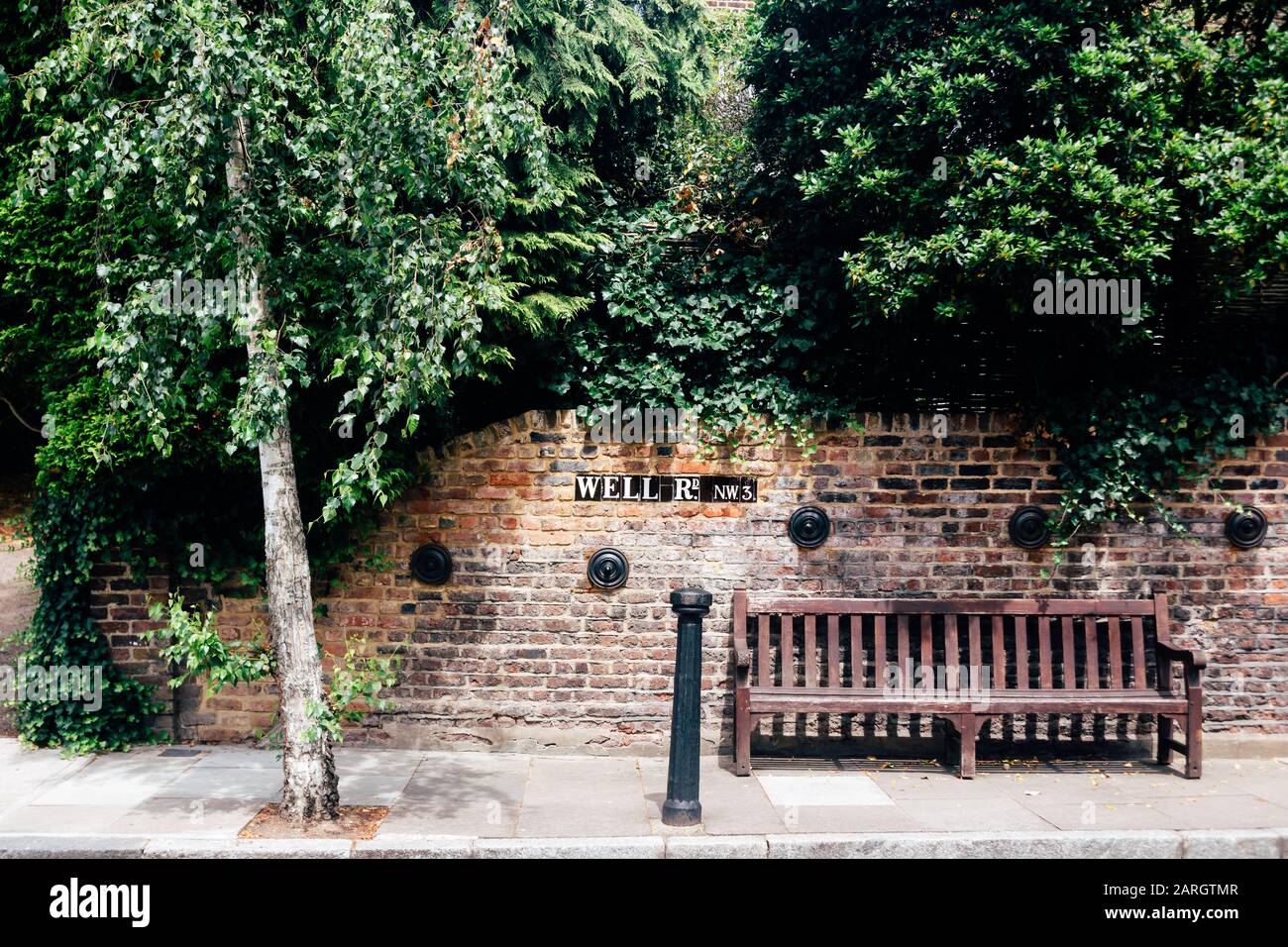 Le nom de la route bien signer, Hampstead, Londres. Un nom de rue signe est un type de panneau de circulation utilisées pour identifier les routes nommées Banque D'Images