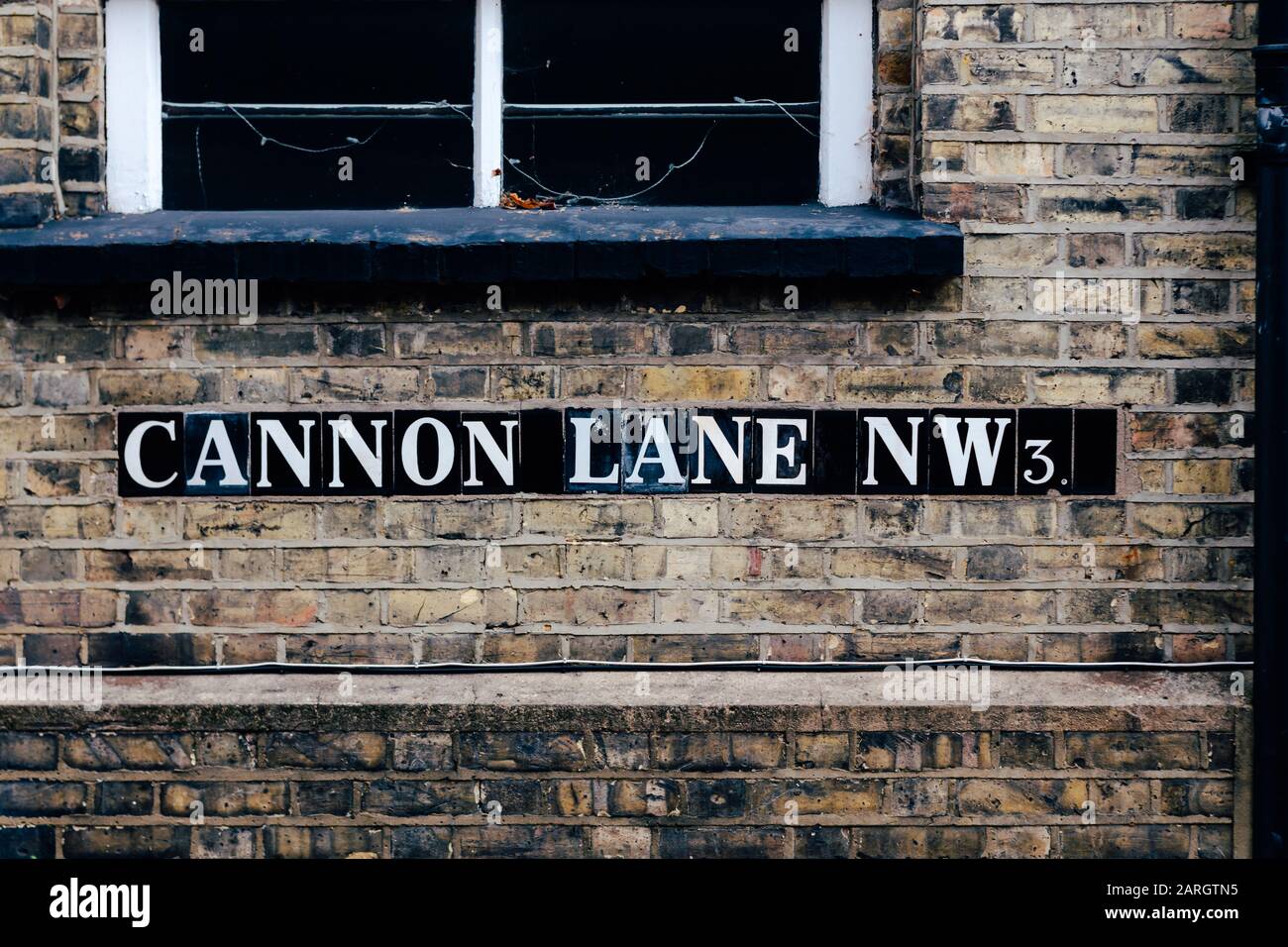 Cannon Lane, Hampstead, Londres. Un panneau de nom de rue est un type de panneau de signalisation utilisé pour identifier les routes nommées Banque D'Images