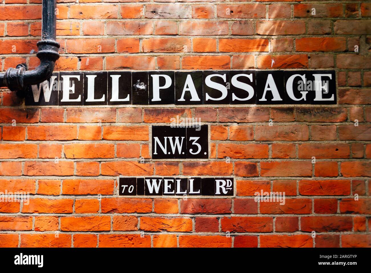 Puits signe de nom de passage, Hampstead, Londres. Un panneau de nom de rue est un type de panneau de signalisation utilisé pour identifier les routes nommées Banque D'Images