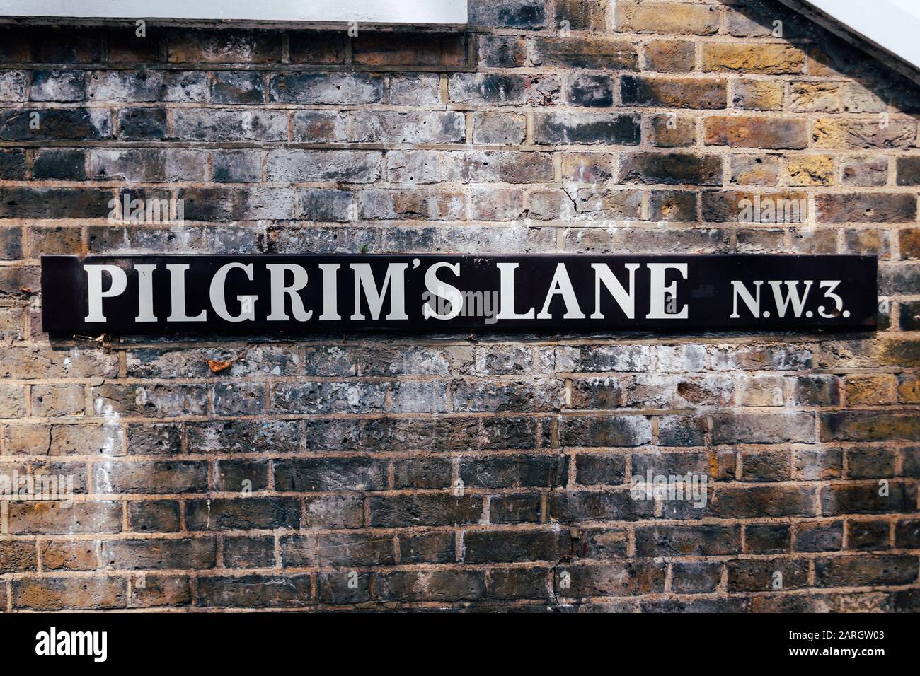 Panneau de nom de la voie des pèlerins, Hampstead, Londres. Un panneau de nom de rue est un type de panneau de signalisation utilisé pour identifier les routes nommées Banque D'Images