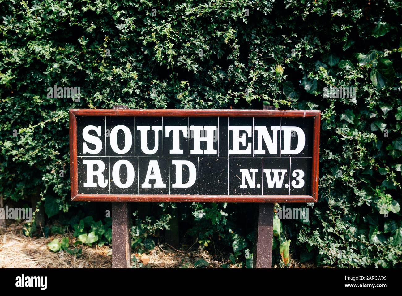 South End Road, panneau de nom, Hampstead, Londres. Un panneau de nom de rue est un type de panneau de signalisation utilisé pour identifier les routes nommées Banque D'Images