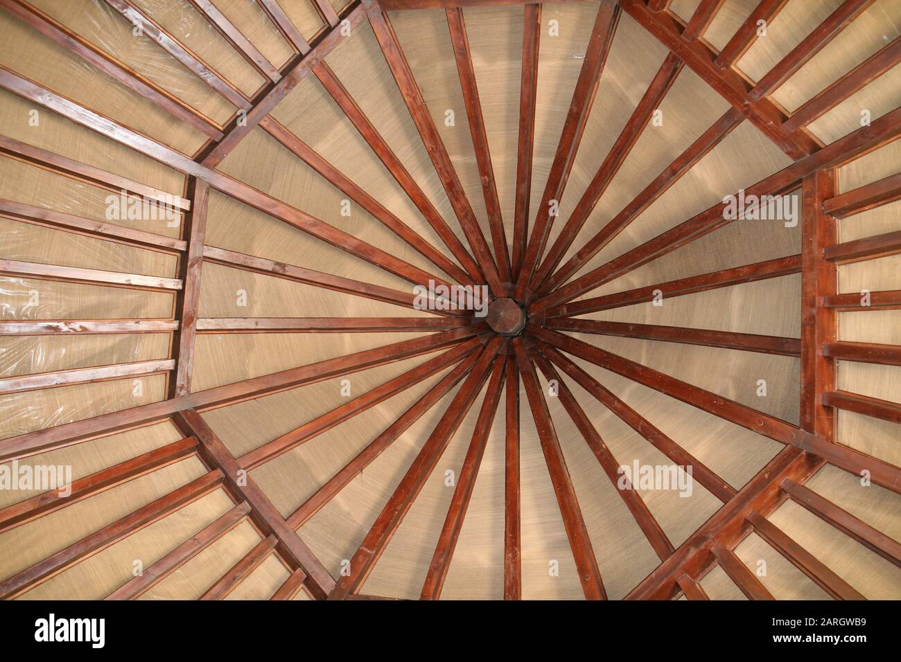 Plafond avec parasol, réception de L'hôtel Cinq étoiles domaine de l'Orangeraie, la Digue, Seychelles. Banque D'Images