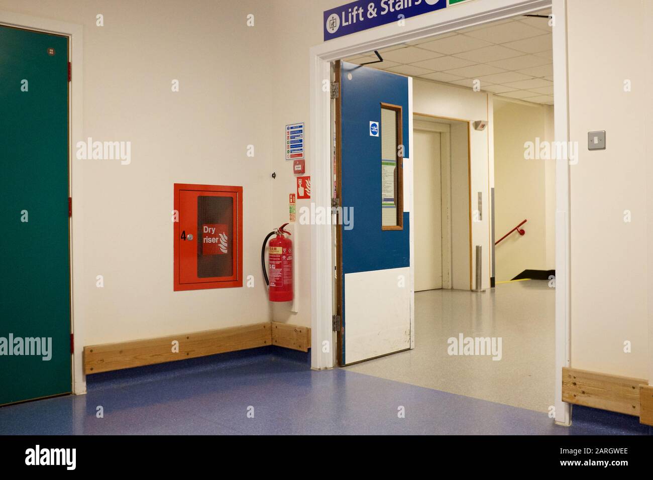 Couloir de l'hôpital et point d'incendie. Banque D'Images